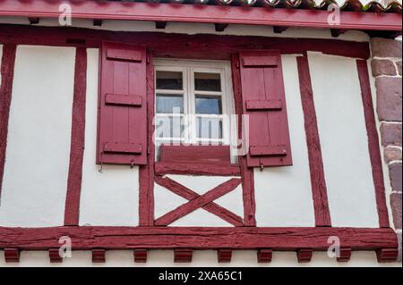 Ancienne petite fenêtre avec volets en bois rouge Banque D'Images