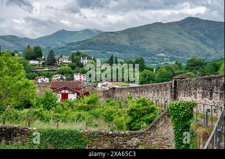 Les remparts de la ville à Saint-Jean-pied-de-Port, dans les Pyrénées françaises. Banque D'Images