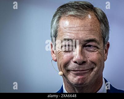 Sourire Nigel Farage interviewé sur GB News. Troisième jour de la conférence conservatrice octobre 2023. Manchester UK Picture Garyroberts/worldwidefeatures.com Banque D'Images