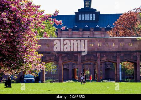 Découvrez la beauté enchanteresse des cerisiers en pleine floraison devant le musée GRASSI de Johannisplatz, Leipzig. Ces images captivantes sh Banque D'Images