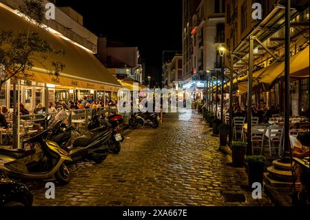 Une vue panoramique d'une rue pavée à Thessalonique, Grèce la nuit Banque D'Images