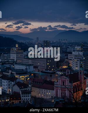 Une vue aérienne de Ljubljana en Slovénie la nuit Banque D'Images