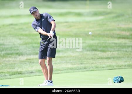 Dublin, Ohio, États-Unis. 4 juin 2024. Jordan Spieth (États-Unis) part sur le 1er trou lors des rondes d'entraînement le jour 2 au Memorial Tournament à Dublin, Ohio. Brent Clark/Cal Sport Media (crédit image : © Brent Clark/Cal Sport Media). Crédit : csm/Alamy Live News Banque D'Images