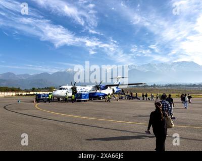 Les passagers embarquant pour le vol Indigo à l'aéroport de Kangra Banque D'Images