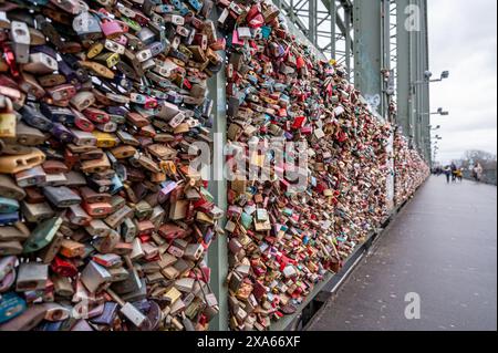 Les nombreux cadenas attachés à la rampe du pont Hohenzollern à Cologne, Allemagne Banque D'Images