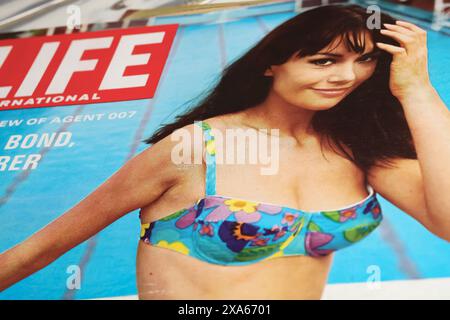 Viersen, Allemagne - 9 mai. 2024 : couverture du magazine American Life sur l'actrice française Claudine Auger dans le rôle de 007 Bond Girl dans le film Thunderball 1965 Banque D'Images