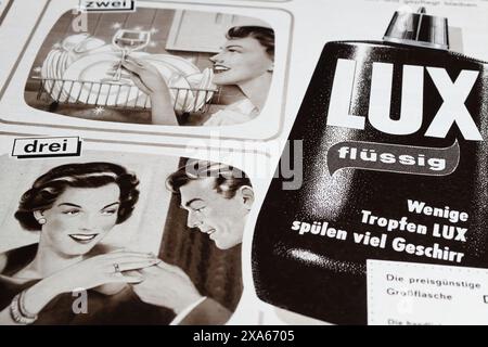 Viersen, Allemagne - 9 mai. 2024 : publicité de 1960 dans le vieux magazine rétro allemand LUX pour les mains et la peau Banque D'Images