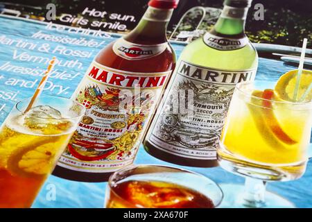 Viersen, Allemagne - 9 mai. 2024 : vieux magazine rétro Martini publicité avec cocktails à la piscine à partir de 1967 Banque D'Images