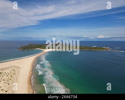 Une vue aérienne de Fingal Island, Fingal Bay, Port Stephens, Nouvelle-Galles du Sud, Australie. Banque D'Images