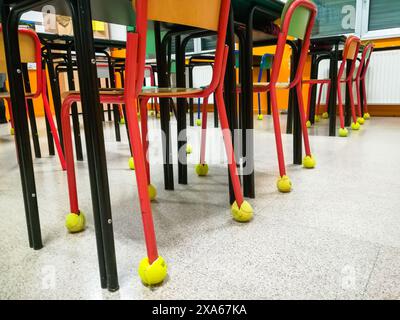 Chaises de classe dans une rangée avec balle de tennis comme les bumpers Banque D'Images