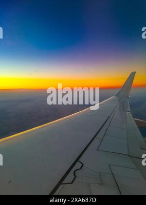 Aile d'avion au lever du soleil. La vue depuis la fenêtre sur l'aile du lever du soleil de l'avion Banque D'Images