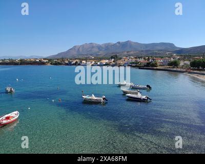 Les planches de pêche grecques dans l'eau bleue claire avec un ciel bleu en arrière-plan. Banque D'Images