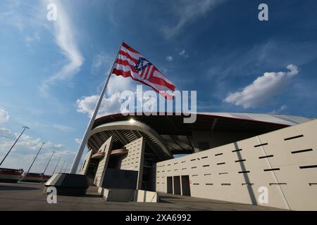 Vue du drapeau de l'Atlético de Madrid à la Cívitas Metropolitano s avec le bouclier traditionnel au lieu du nouveau, qui est resté en vigueur Banque D'Images