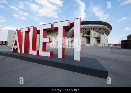 Vue du drapeau de l'Atlético de Madrid à la Cívitas Metropolitano s avec le bouclier traditionnel au lieu du nouveau, qui est resté en vigueur Banque D'Images