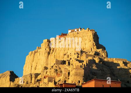 Une vue panoramique sur le château historique de la dynastie Guge au Tibet Banque D'Images