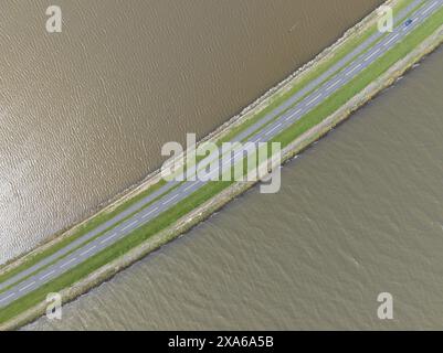 Route de conduite entourée d'eau. Vue aérienne par drone. Banque D'Images