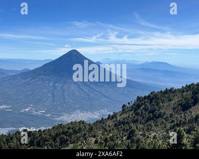 Une haute montagne surplombant les arbres sur une colline Banque D'Images