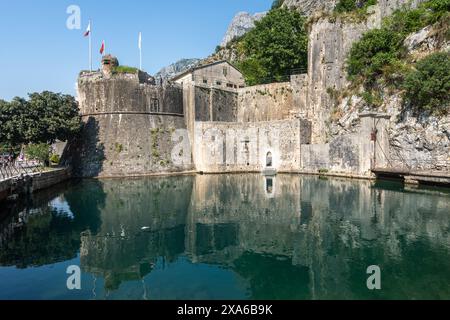 Une passerelle mène à la vieille ville de Kotor, Monténégro Banque D'Images