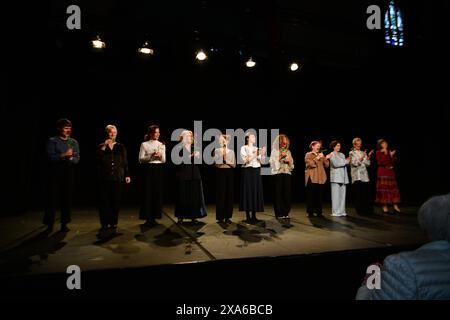 SIE tanzen für die Gleichberechtigung - und sie hatten bereits volles Haus in der Saarbrücker Johanneskirche im Januar und jetzt einen zweiten Auftritt in der Kirche Jakob à Saarbrücken. Jetzt erst Recht sagten Elf Frauen zwischen 19 und 85 Jahren. Oder besser ausgedrückt : Sie tanzen es. Denn Jetzt erst Recht ist eine performance zum Thema Frauenrechte und Gleichberechtigung, veranstaltet von der Landesarbeitsgemeinschaft Tanz gemeinsam mit dem AWO-Stadtteilprojekt Zuhause in Molschd . Choreografin Claudia Meystre Hat das Thema mit ihren Darstellerinnen greifbar umgesetzt, das Publikum kan Banque D'Images