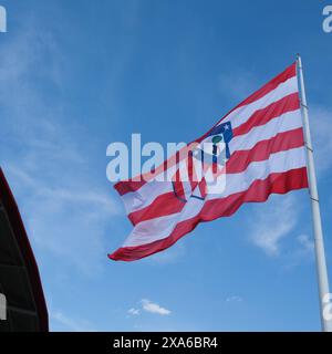 Madrid, Espagne. 04 juin 2024. Vue du drapeau de l'Atletico de Madrid à l'Cívitas Metropolitano s avec le bouclier traditionnel au lieu du nouveau, qui est resté en vigueur de 2017 à 2024, Madrid, 4 juin 2024 Espagne crédit : Sipa USA/Alamy Live News Banque D'Images