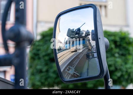 Véhicule de combat blindé Gidran 4x4 MRAP moderne camouflé reflété dans un rétroviseur Banque D'Images