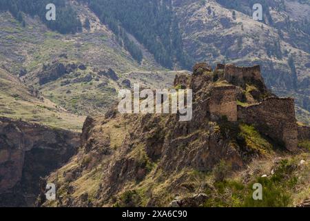 Une vue panoramique sur la forteresse de Tmogvi nichée parmi les montagnes imposantes Banque D'Images