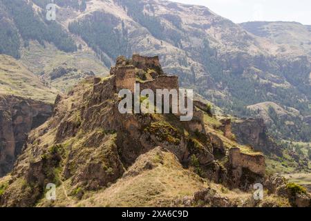 Une vue panoramique sur la forteresse de Tmogvi nichée parmi les montagnes imposantes Banque D'Images