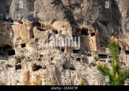 Une vue panoramique sur les grottes de Vardzia nichées dans une falaise Banque D'Images