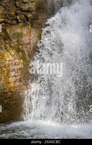 Gros plan d'une cascade en cascade sur des rochers Banque D'Images