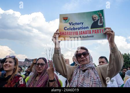 Srinagar, Inde. 04 juin 2024. Un partisan de Narendra Modi, premier ministre indien et chef du Bharatiya Janata Party (BJP), célèbre les résultats du dépouillement des voix pour les élections législatives indiennes. Le premier ministre nationaliste hindou Narendra Modi et ses alliés devraient remporter les élections générales du pays pour un troisième mandat après une décennie au pouvoir. (Photo de Faisal Bashir/SOPA images/Sipa USA) crédit : Sipa USA/Alamy Live News Banque D'Images