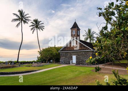 Une église pittoresque sur un champ herbeux avec des palmiers à Maui, Hawaï Banque D'Images