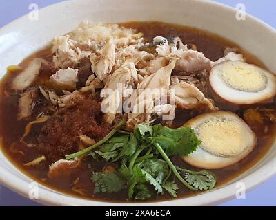Gros plan d'un bol de Lor Mee, le plat traditionnel de nouilles à Singapour Banque D'Images