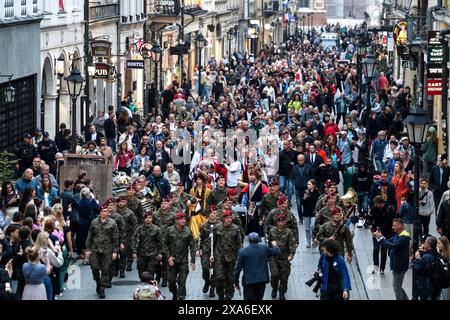 Cracovie, Pologne, 4 juin 2024. Les participants marchent dans une marche pour célébrer le 35. Anniversaire des premières élections libres après la chute du communisme sur la place principale de la vieille ville de Cracovie. Le nouveau gouvernement souhaite constituer le 4. De juin une nouvelle fête nationale. Crédit : Dominika Zarzycka/Alamy Live News. Banque D'Images