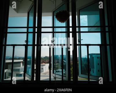 Vue de l'appartement Putra 1 unité fenêtre à la ville. Banque D'Images