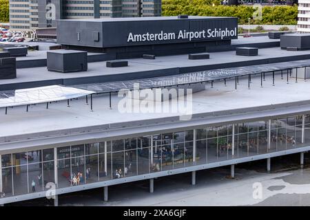 Une réplique miniature du panneau Schiphol de l'aéroport d'Amsterdam à Madurodam, Den Haag, pays-Bas Banque D'Images