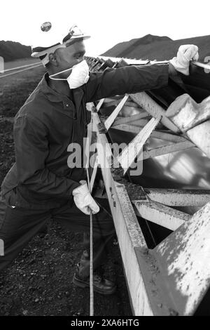 Un technicien inspectant la bande transporteuse à la centrale à charbon de Johannesburg, en Afrique du Sud Banque D'Images