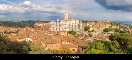 Pérouse - le regard au sud - partie est de la vieille ville avec les églises San Domenico et Abbazia di San Pietro. Banque D'Images