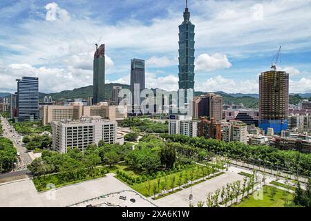 Vue aérienne des gratte-ciel et des gratte-ciel de Taipei avec Taiwan 101 Tower au centre Banque D'Images
