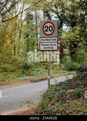 Le panneau de limite de vitesse de vingt miles par heure par le côté de la route dans le village Banque D'Images