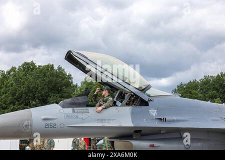 ILA 2024 - Berlin Deutschland, Berlin-Brandenburg Schönefeld AM 04.06.2024 : F-16 der US Airforce mit offenem bemannten Cockpit. *** ILA 2024 Berlin Allemagne, Berlin Brandenburg Schönefeld le 04 06 2024 F 16 de l'US Air Force avec cockpit ouvert Banque D'Images