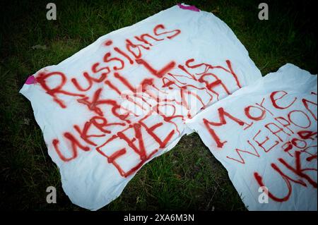 Varsovie, Mazowiecka, Pologne. 4 juin 2024. Les membres de l'ukrainien ''ensemble pour la force'' se sont rassemblés devant l'ambassade américaine pour exiger un soutien accru des États-Unis en matière d'armements contre l'invasion russe. (Crédit image : © Jaap Arriens/ZUMA Press Wire) USAGE ÉDITORIAL SEULEMENT! Non destiné à UN USAGE commercial ! Banque D'Images