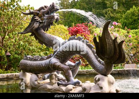 La grande sculpture de fontaine de dragon en bronze à Butchart Gardens, Victoria, C.-B. Banque D'Images