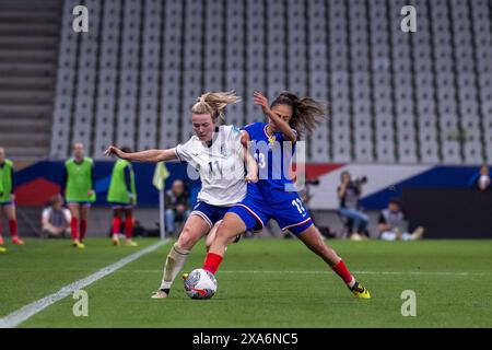 Saint Etienne, France. 04 juin 2024. Lauren Hemp (11 Angleterre) et Selma Bacha (13 France) lors du match Womens European Qualifiers entre la France et l'Angleterre au stade Geoffroy-Guichard à Saint-Etienne. (Pauline FIGUET/SPP) crédit : SPP Sport Press photo. /Alamy Live News Banque D'Images