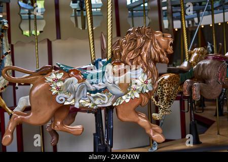 Un merveilleux lion décoré à monter sur le carrousel de roses à Butchart Gardens, Victoria. Banque D'Images