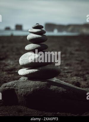 Cairns sur la plage de sable noir de Reynisfjara Banque D'Images