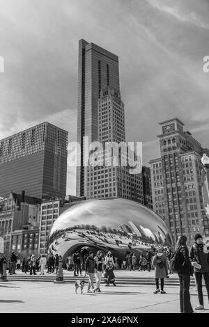 Photo monochrome de la sculpture Cloud Gate dans le Millennium Park de Chicago Banque D'Images