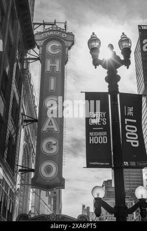 Photo monochrome de l'emblématique enseigne du Chicago Theatre Banque D'Images