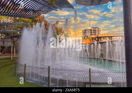 Une vue sur la promenade de Santa Lucía sur un beau coucher de soleil avec des fontaines gracieuses. Banque D'Images