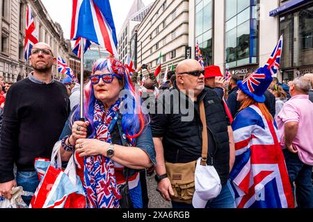 Les Britanniques vêtus de costumes de l'Union Jack se préparent à prendre part à un rassemblement contre la police à deux niveaux, Londres, Royaume-Uni. Banque D'Images