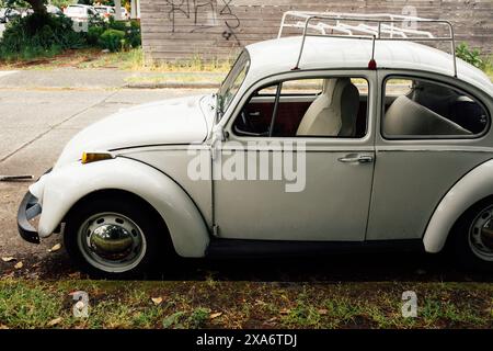 Vieux coléoptère VW blanc des années 1970 avec porte-bagages sur le dessus Banque D'Images